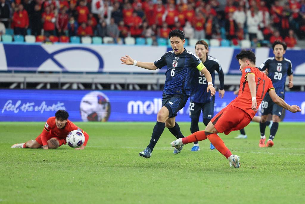 世预赛国足1:3不敌日本队 林良铭打进个人世预赛首球(图1)