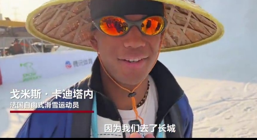 法国运动员穿“中国风”服饰现身滑雪大跳台(图1)