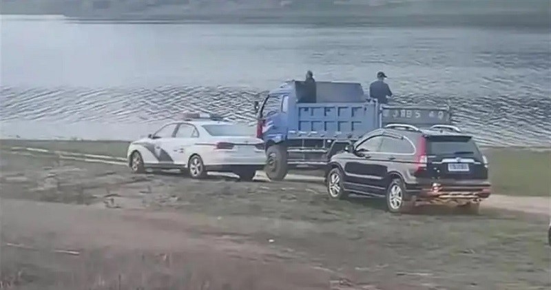 钓友下水追鱼竿时溺亡，回应：他会游泳，可能因为水冷抽筋(图1)