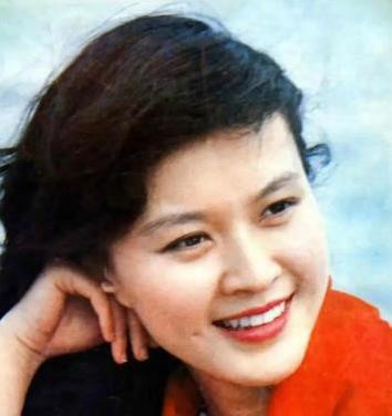 80年代影后风光无限，恋爱脑让她跌落谷底，她如今过得怎样？(图1)