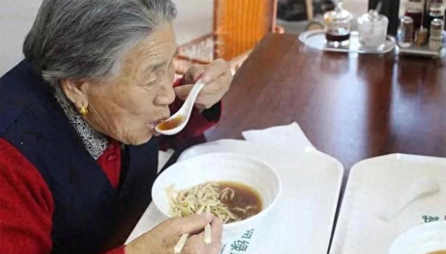 51岁大姐每次吃面都放醋，去医院体检后，医生费解：平时吃的啥？(图1)