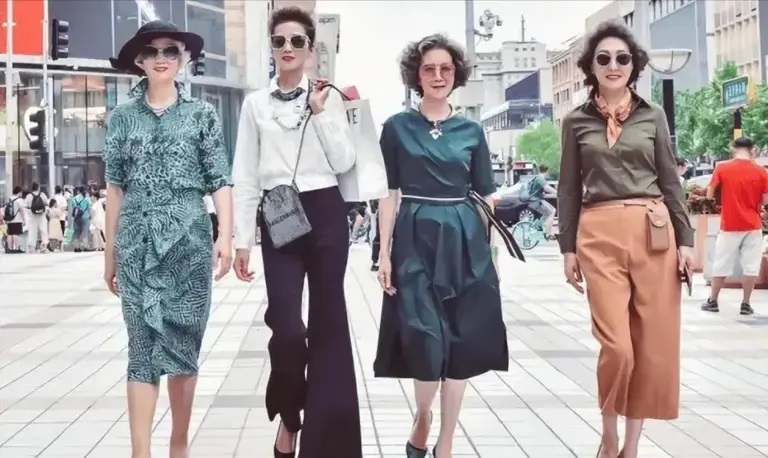 “第一批女光棍”已进入养老院，她们如今的生活，印证了费翔当年说的话(图1)