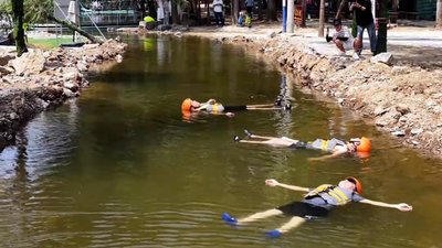 “窝囊旅游”风靡2025中国：年轻人爱上躺平式游玩(图1)