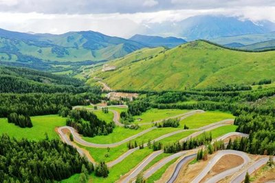 新疆暑期自驾游双线引爆：阿禾公路通车即火，独库公路再掀热潮(图1)