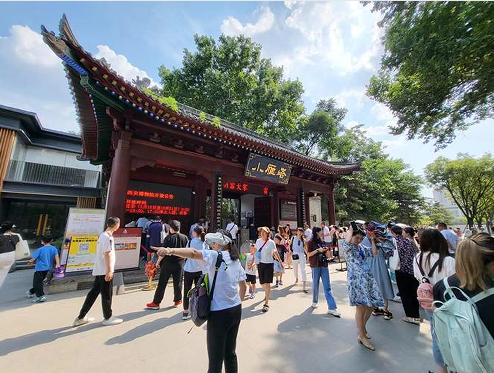 免签政策驱动暑期入境游热潮，成都西安领衔增长(图1)