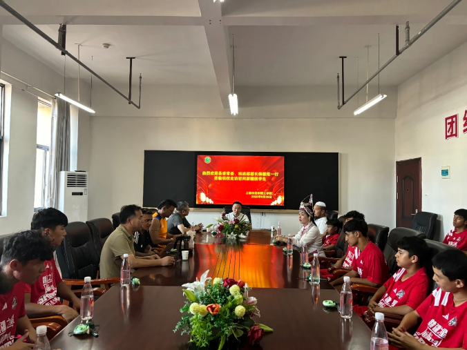 共话成长关怀 促进民族团结    铅山县委常委、统战部部长韩德炫走访看望信州理工新疆籍学生(图1)