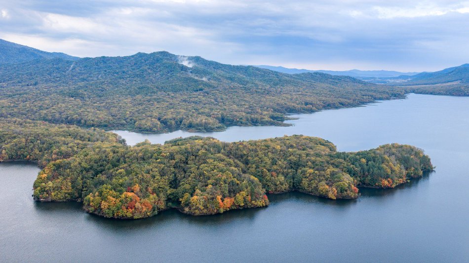 拉林河水库染秋色(图1)