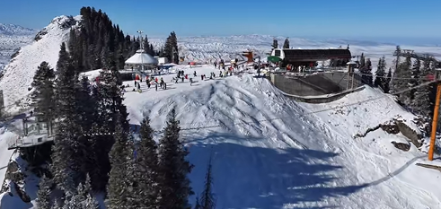 新疆冰雪旅游热度攀升，雪场周边村庄迎来发展新机遇