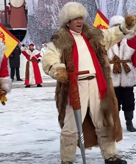 哈尔滨采冰节启幕 “头冰”出水迎冬韵(图1)