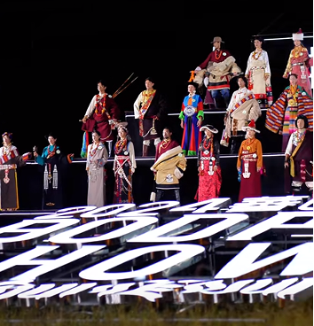 藏族服饰与现代时尚融合 设计师道吉卓玛推动文化创新