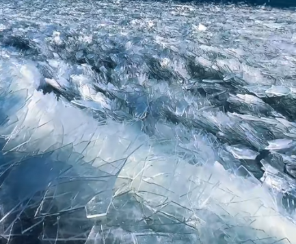 极寒雕琢的自然奇观：呼伦湖惊现罕见“龙鳞冰”