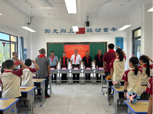 书香传递，点亮希望   上饶市教育基金会走进鲤洋小学爱心捐书仪式举行(图2)