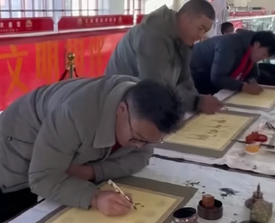 天路格桑花，温情护春运！日喀则站首日服务暖透归乡路(图1)