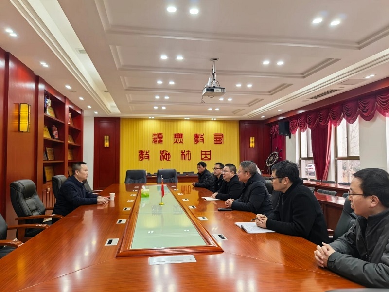 县委副书记周剑峰走访慰问余干一中党委书记彭跃前(图1)