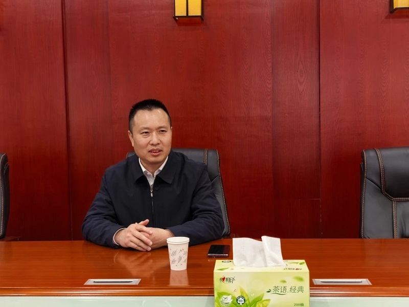 县委副书记周剑峰走访慰问余干一中党委书记彭跃前(图2)