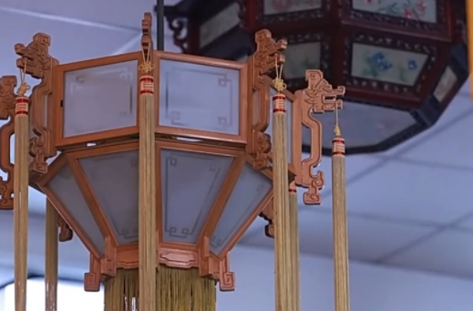 流光溢彩庆新春 非遗花灯绽放传统魅力(图1)