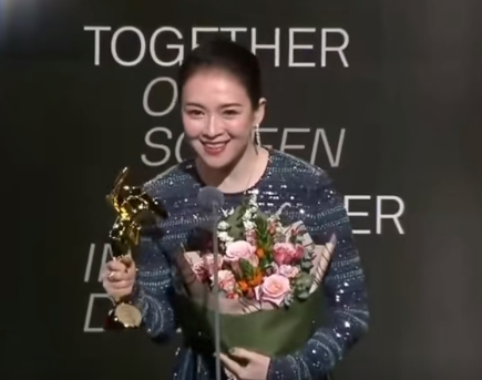第19届亚洲电影大奖香港举行 章子怡领最高荣誉 两代演员同台受奖(图1)