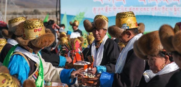 西藏雅鲁藏布江畔春耕忙：传统仪式承载丰收祈愿(图1)