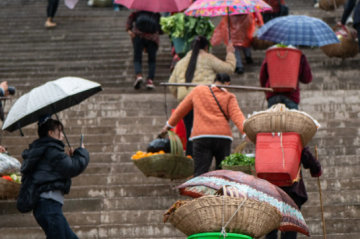 “背篓不缺位 爱心不换船” 忠县新轮渡首航续写民生温情(图1)