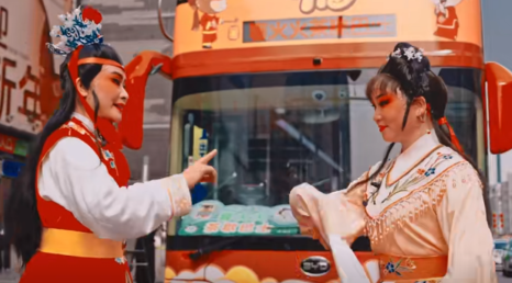 戏韵满车厢！成都春假越剧研学巴士启幕，亲子共品传统文化魅力(图1)