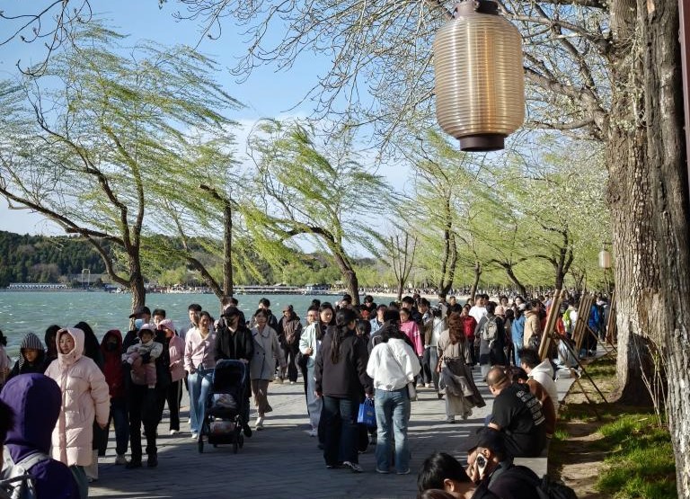 假日踏青赏春(图1)